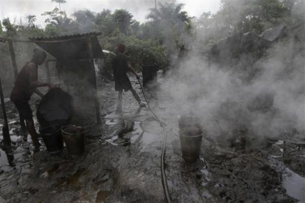 298 Oil Thieves in Nigeria (30 photos)