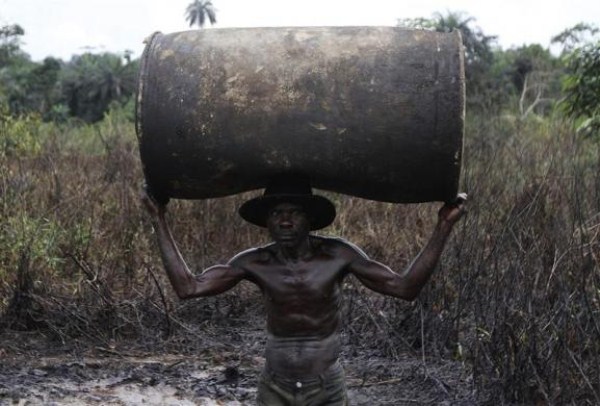823 Oil Thieves in Nigeria (30 photos)
