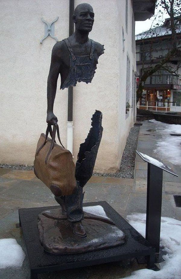 bizarre wtf statues 15 Strange Statues From Around the World (65 photos)