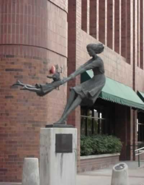 bizarre wtf statues 20 Strange Statues From Around the World (65 photos)