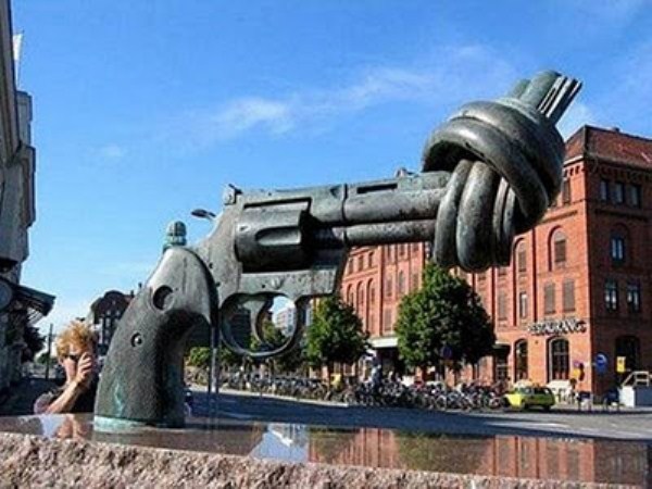 bizarre wtf statues 29 Strange Statues From Around the World (65 photos)