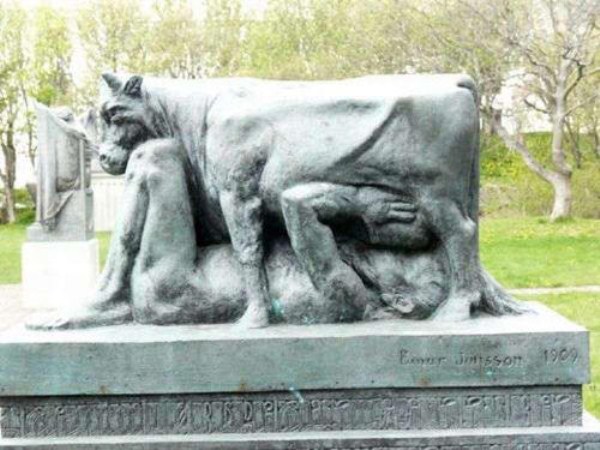 bizarre wtf statues 47 Strange Statues From Around the World (65 photos)