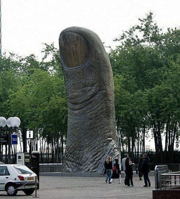 bizarre wtf statues 62 Strange Statues From Around the World (65 photos)