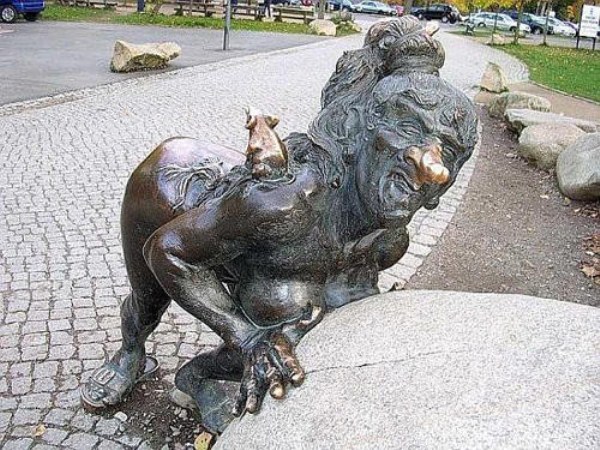 bizarre wtf statues 64 Strange Statues From Around the World (65 photos)
