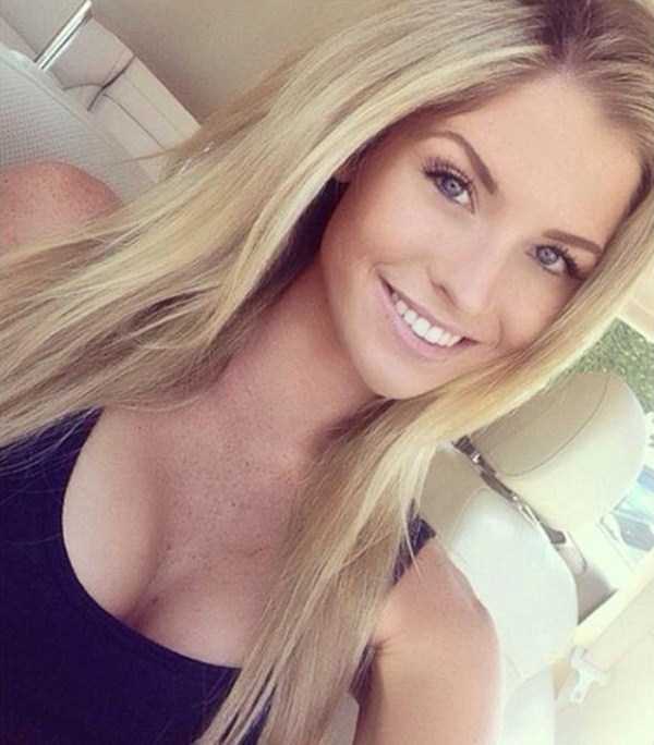 Beautifull blonde girl showing perfect