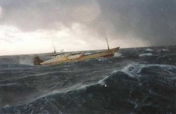 ships-in-storm (24)