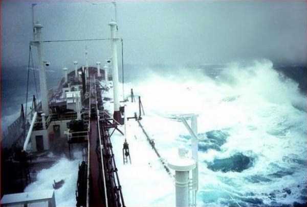 ships-in-storm (37)