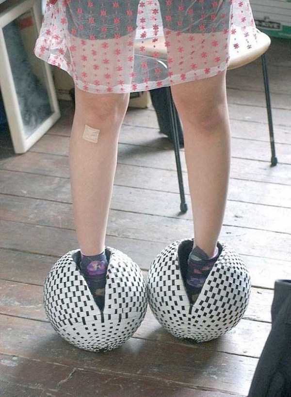 [Image: bizarre-womens-shoes-43.jpg]