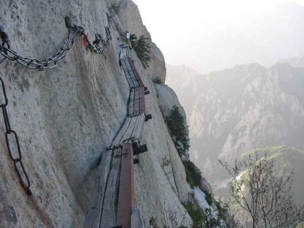 Worlds Most Dangerous Hiking Trail (25 photos)