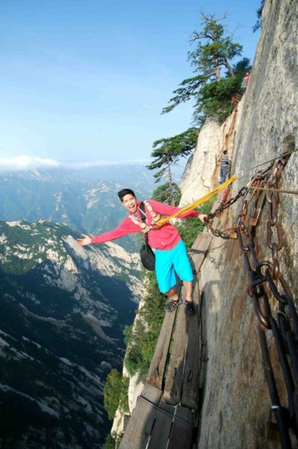 Worlds Most Dangerous Hiking Trail (25 photos)