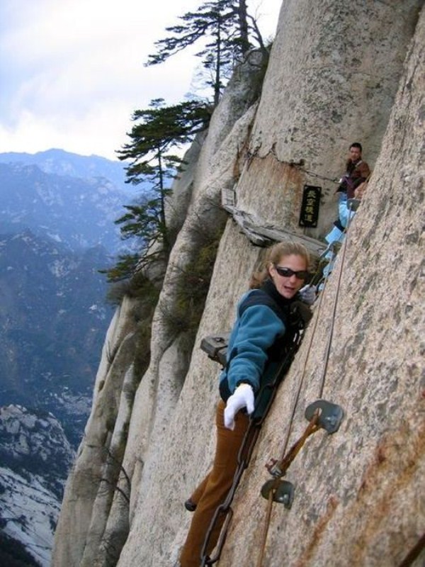 Worlds Most Dangerous Hiking Trail (25 photos)