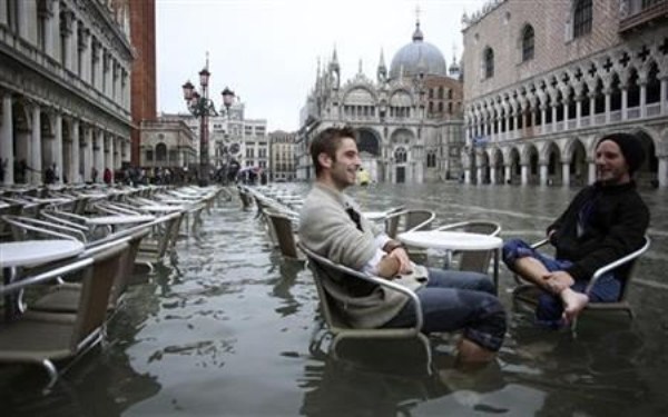 Tourists In Flooded Venice (21 photos)