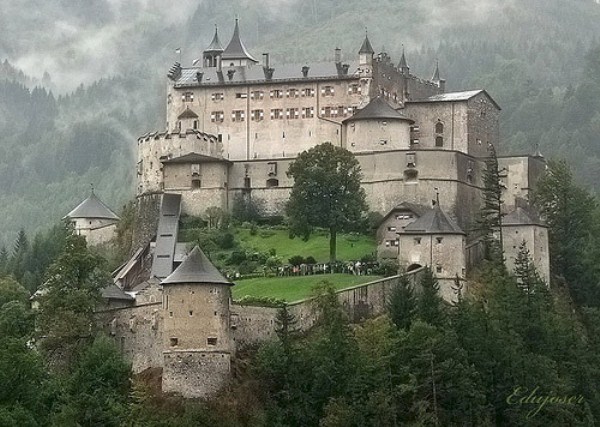 Beautiful Castles Around the World (19 photos)