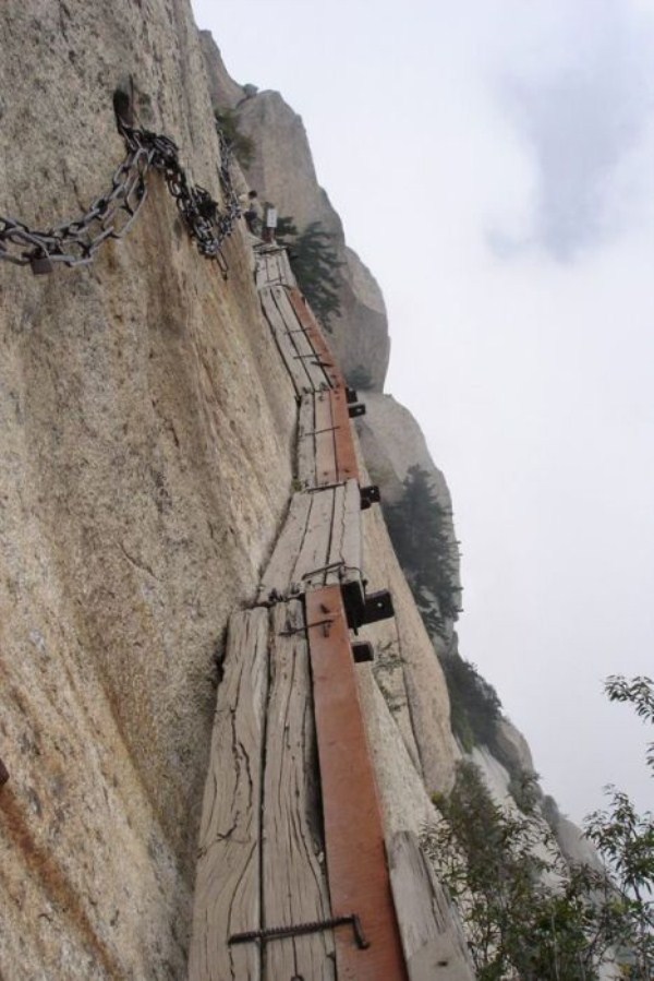 Worlds Most Dangerous Hiking Trail (25 photos)