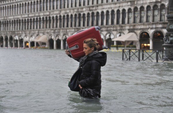 Tourists In Flooded Venice (21 photos)