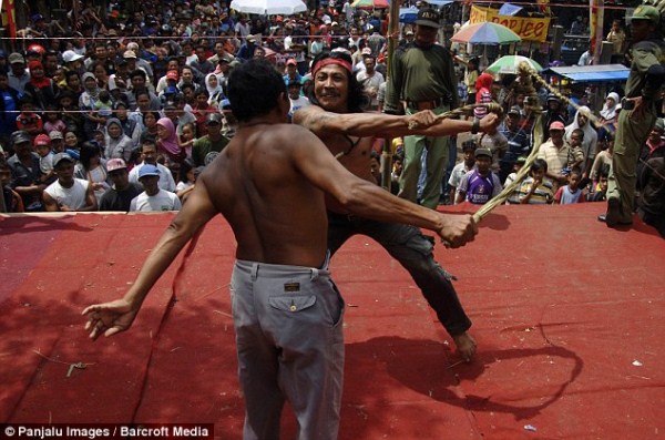 Brutal Whipping in Indonesia (9 photos)