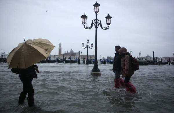 Tourists In Flooded Venice (21 photos)