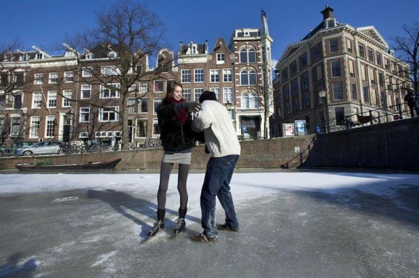 Frozen Canals of Amsterdam (20 photos)