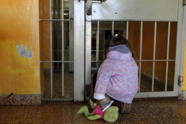 Mothers in Prison (30 photos)