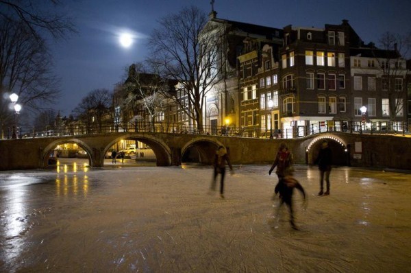 Frozen Canals of Amsterdam (20 photos)