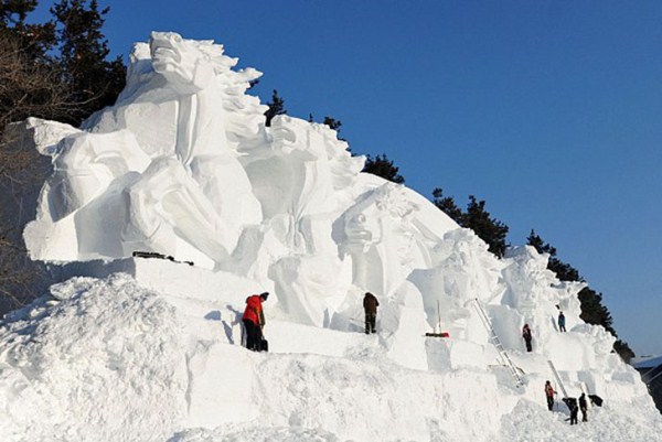 Incredible Sculptures Made Out Of Snow (8 photos)
