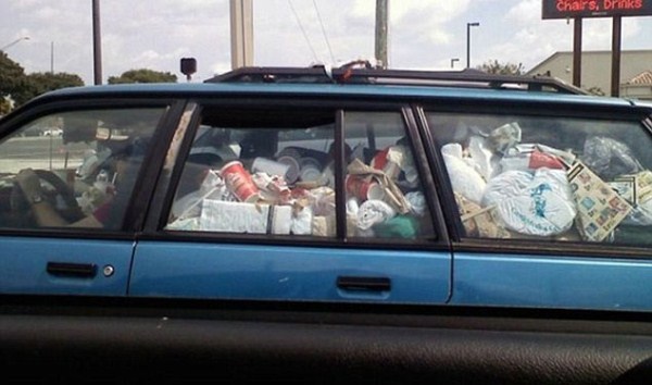 Cars Filled With Rubbish (20 photos)