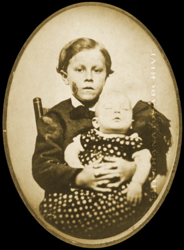 Victorian Photographs of the Deceased Relatives (39 photos)