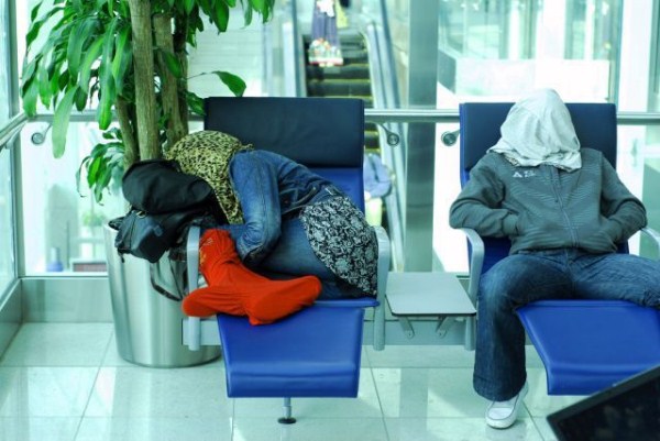 Sleeping in Airports (35 photos)