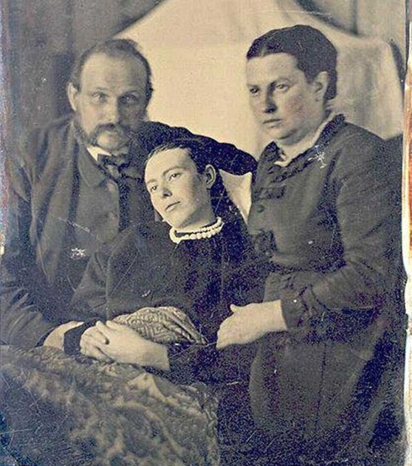 Victorian Photographs of the Deceased Relatives (39 photos)