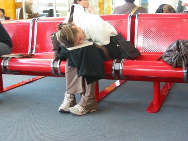 Sleeping in Airports (35 photos)