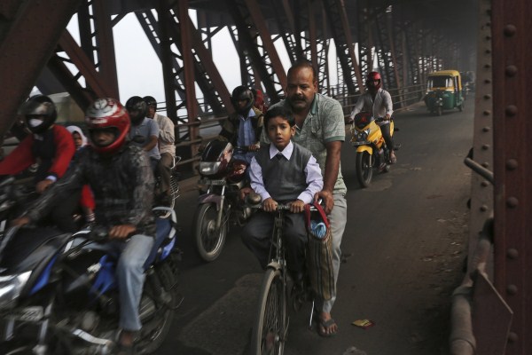 School Under the Bridge (18 photos)