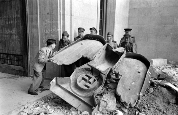 After the Fall of the Third Reich (19 photos)