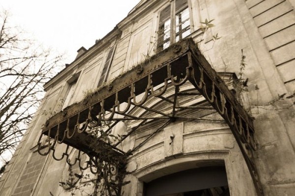 The Suburban Paris Ghost Town (35 photos)