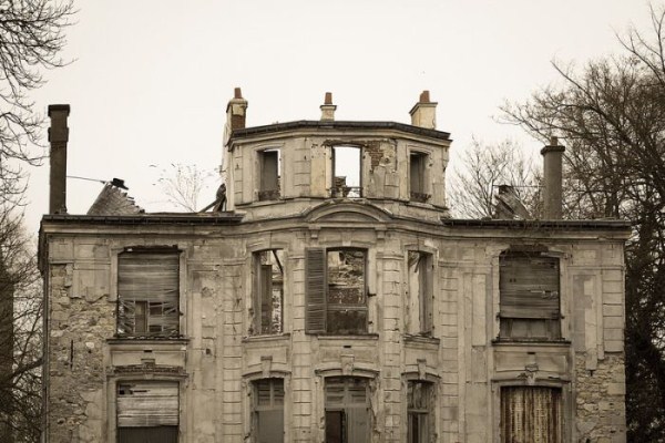The Suburban Paris Ghost Town (35 photos)