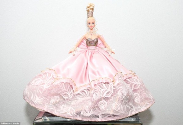 Barbie Man Has 2,000 Barbie Dolls (18 photos)