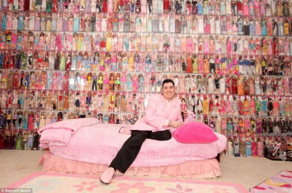 'Barbie Man' Has 2,000 Barbie Dolls (18 photos) 1