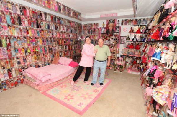Barbie Man Has 2,000 Barbie Dolls (18 photos)