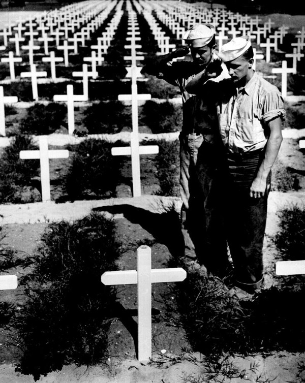 Black and White WWII Photos (32 photos)