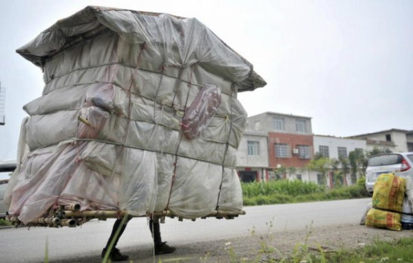 377 A Chinese Man Who Carries His House On His Back (12 photos)