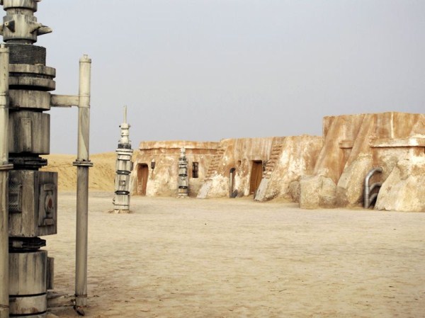Abandoned Stars Wars Sets in the Desert (13 photos)