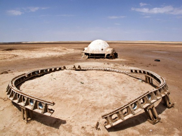 Abandoned Stars Wars Sets in the Desert (13 photos) 6