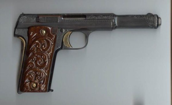 Beautifully Engraved Weapons (35 photos)