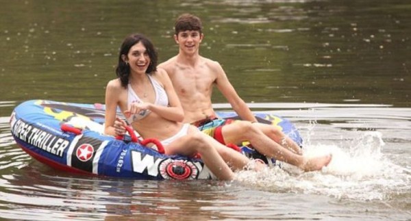 Two Teenagers in Love (12 photos)
