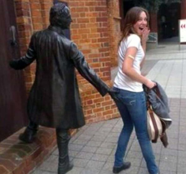 Having Fun With the Bronze Statues (20 photos)