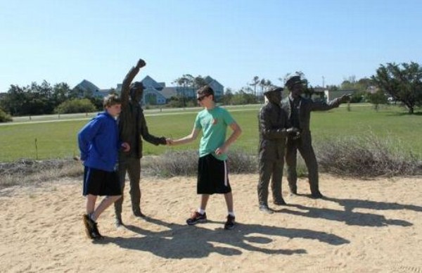 Having Fun With the Bronze Statues (20 photos)