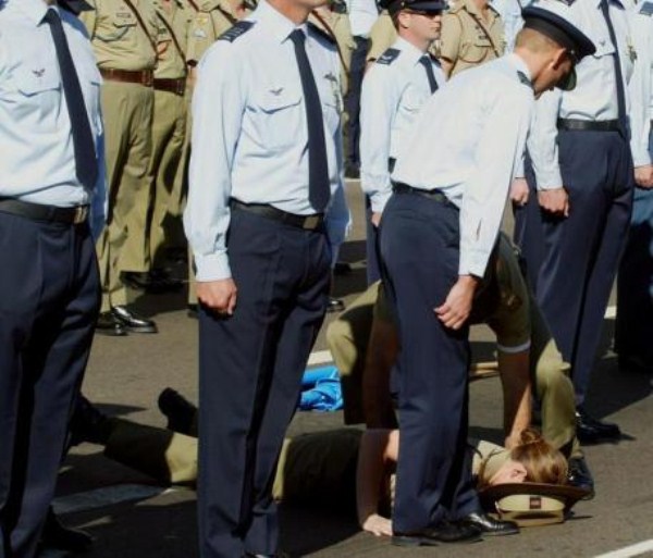 When Soldiers at Attention Pass Out (21 photos)