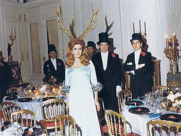 Inside a Bizarre Rothschild Party (20 photos)