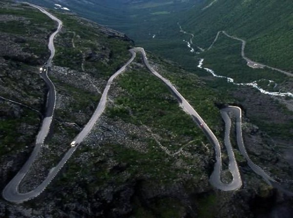 Most Wicked Roads In The World (34 photos)