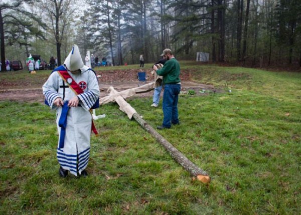 A Day in the Life of the Ku Klux Klan (44 photos)