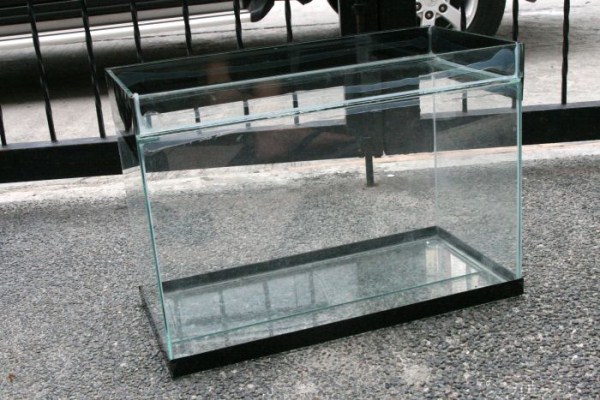 Old TV Is Turned Into Fish Tank (20 photos)